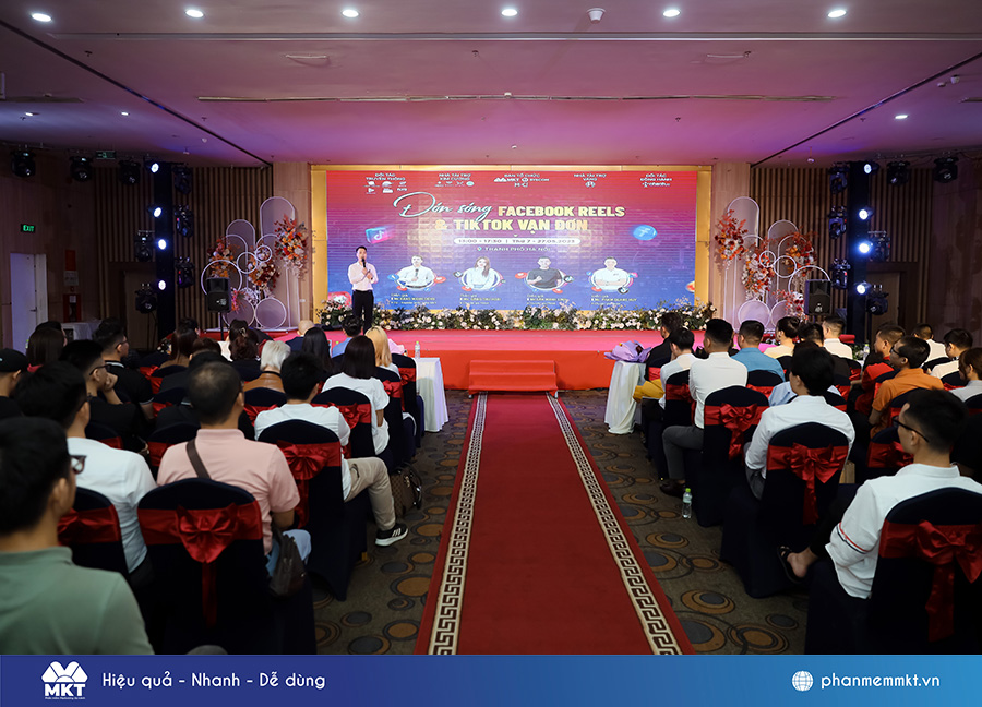 Speaker Đặng Mạnh Dũng chia sẻ tại workshop "Đón sóng Facebook Reels & TikTok vạn đơn" quy tụ hơn 500 seller toàn quốc tại Hà Nội