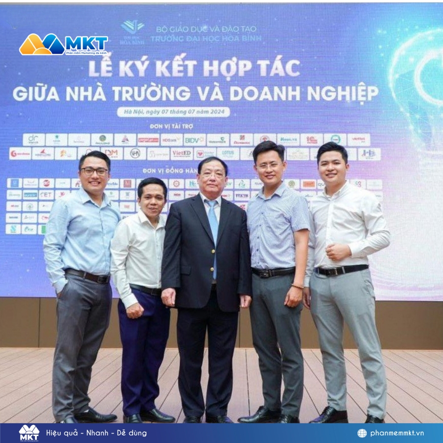 Đại diện Phần mềm MKT chụp ảnh cùng hiệu trưởng Đại học Hòa Bình