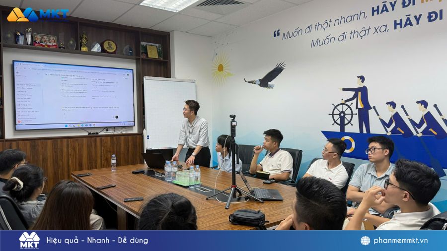 Anh Nam demo cách dùng AI tạo nội dung bán hàng trên fanpage Facebook
