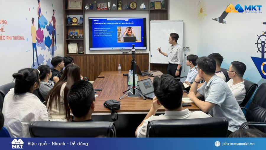 Chuyên gia Vũ Hoàng Nam chia sẻ tại sự kiện Ứng dụng AI xây chuỗi Fanpage bán hàng đỉnh cao