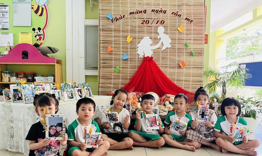 Mẫu trang trí background 20/10 mầm non