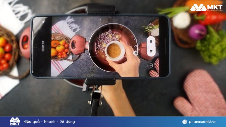 Chỉ cần một chiếc điện thoại hoặc camara chất lượng ổn Cách xây dựng kênh TikTok cá nhân đơn giản cho người mới