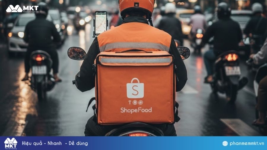 Thất nghiệp làm gì để kiếm tiền: Shipper giao hàng 