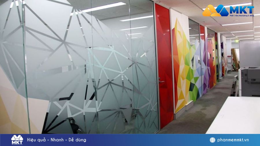 Decal xu hướng 2026 thường là nhựa PVC hoặc decal giấy có sẵn lớp keo phía sau Decal Xu Hướng 2026 - Những Mẫu Trang Trí Được Ưa Chuộng Nhất