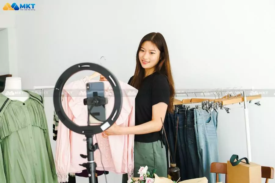Nên livestream trên trang cá nhân hay Fanpage